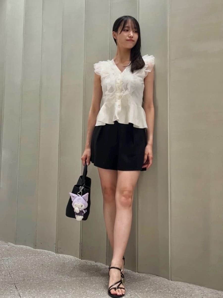 ブラック系のサンダル、ブラック系のハンドバッグ、ブラック系のその他パンツを着用したレディースの夏コーディネートの2枚目の写真