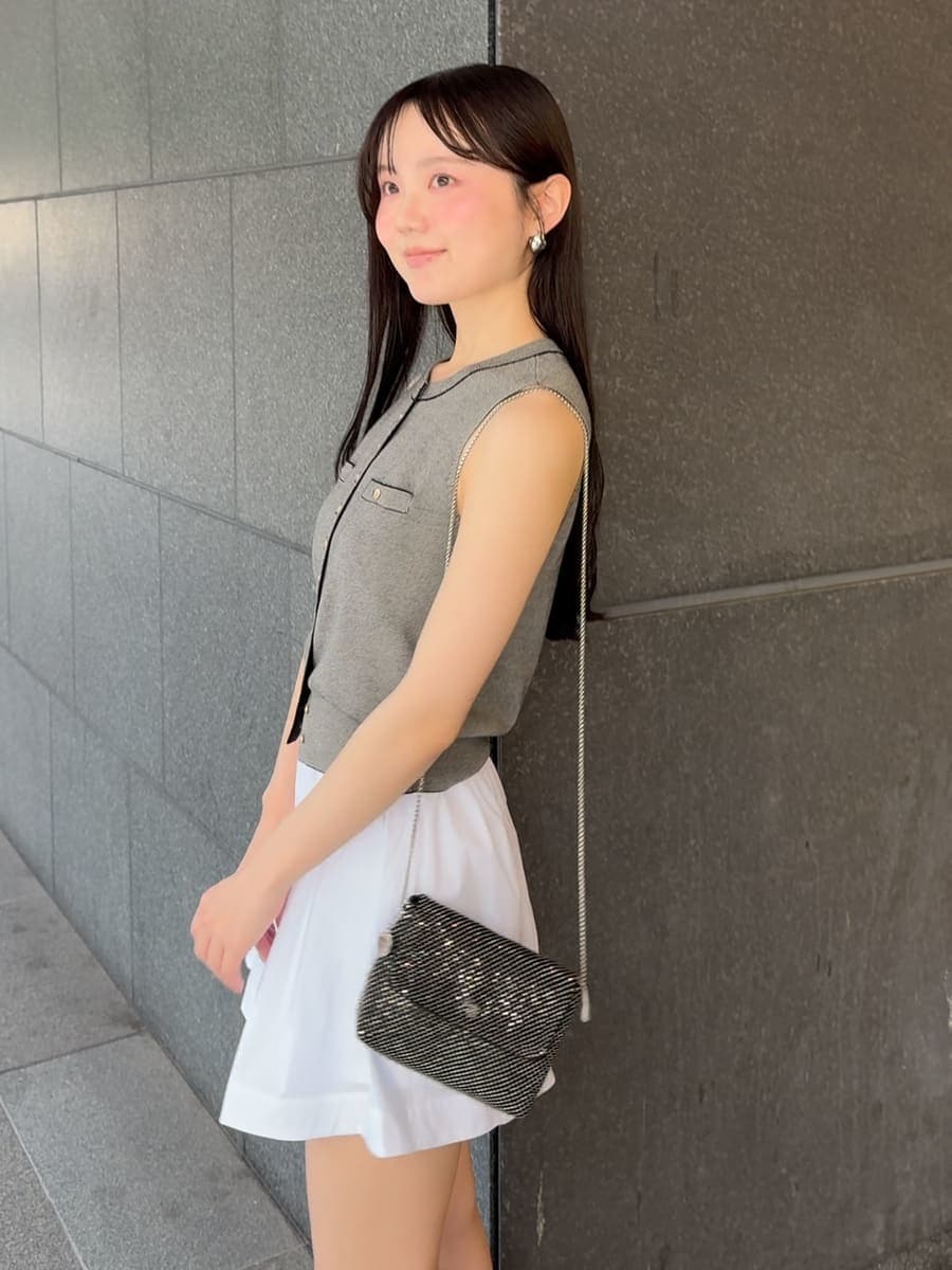 その他のニット/セーター、ホワイト系のその他パンツを着用したレディースの夏コーディネートの5枚目の写真