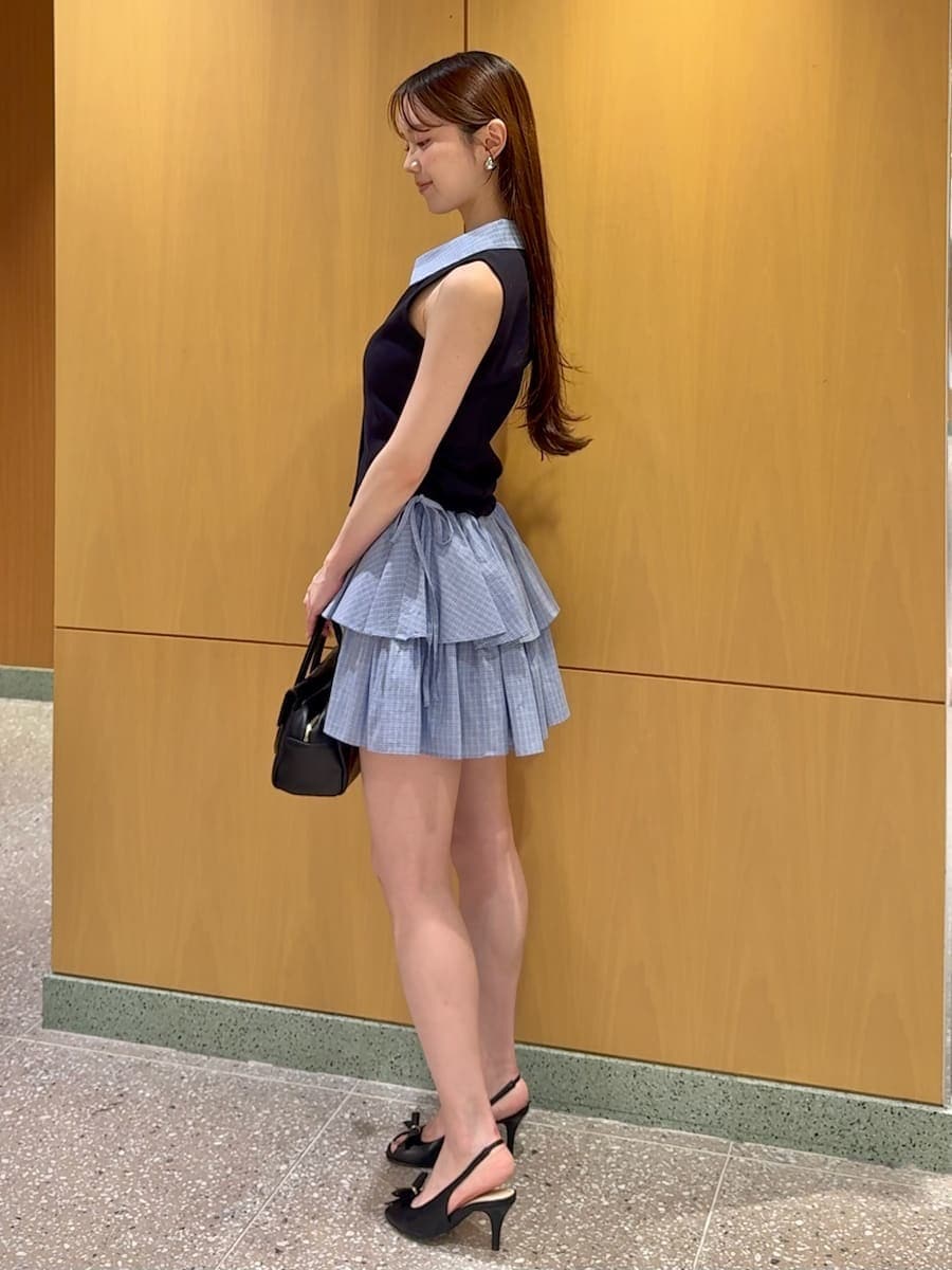 ブルー系のワンピース、ブラック系のボストンバッグを着用したレディースの夏コーディネートの3枚目の写真