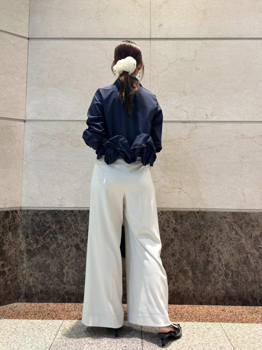 ホワイト系のその他パンツ、ブルー系のシャツ/ブラウス、ブラック系のパンプスを着用したレディースの冬コーディネートの5枚目の写真