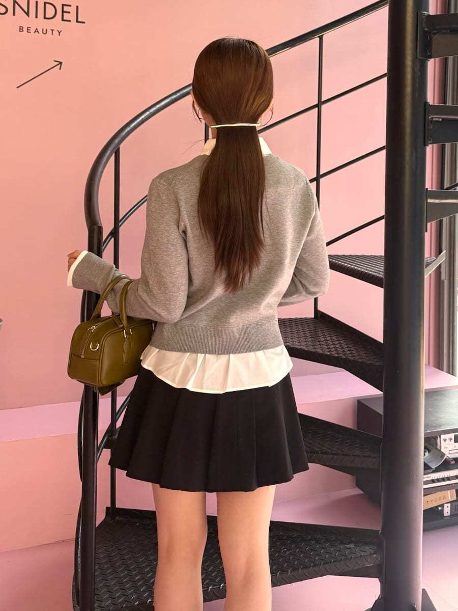 ブラウン系のテーラードジャケット、グレー系のニット/セーター、ブラック系のその他パンツを着用したレディースの秋コーディネートの8枚目の写真