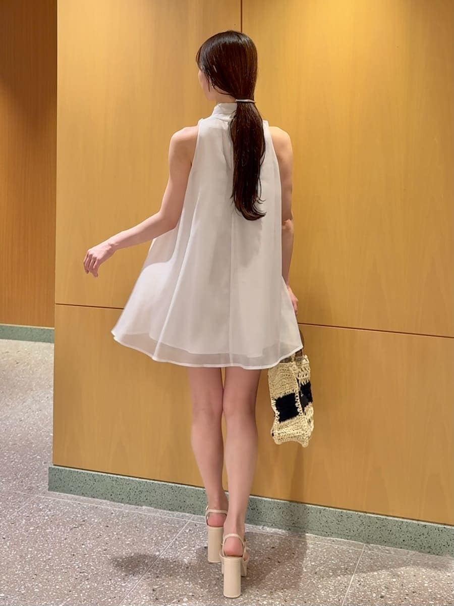 ベージュ系のその他パンツ、ホワイト系のシャツ/ブラウス、ベージュ系のサンダルを着用したレディースの春コーディネートの6枚目の写真