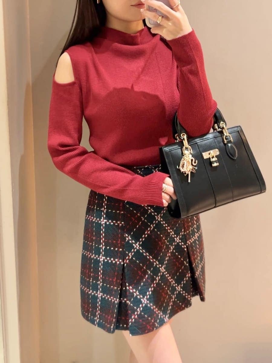 ブルー系のその他パンツ、レッド系のニット/セーター、ブラック系のハンドバッグを着用したレディースの冬コーディネートの9枚目の写真