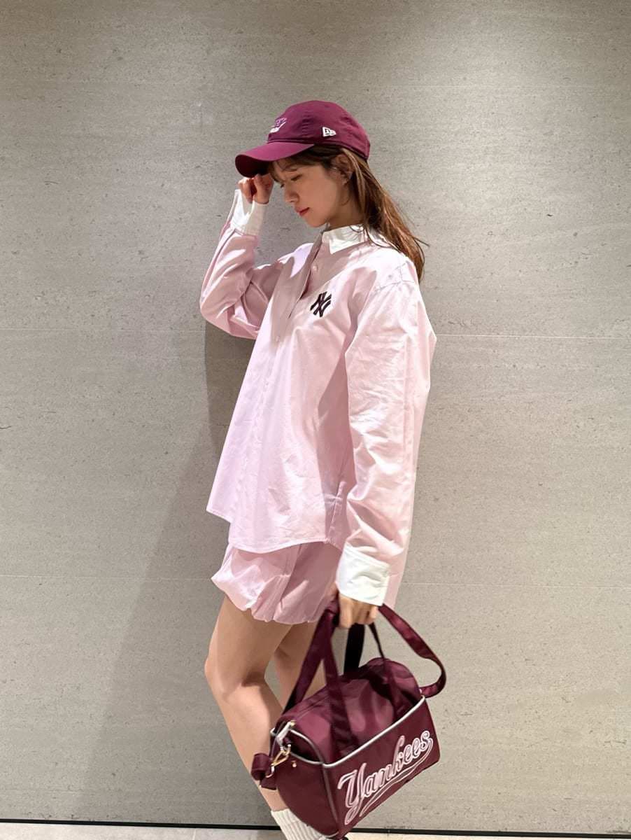 ピンク系のその他パンツ、ピンク系のシャツ/ブラウス、ブラック系のローファーを着用したレディースの春コーディネートの2枚目の写真