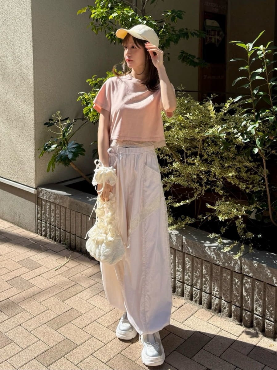 ホワイト系のブルゾン、ホワイト系のその他パンツ、ピンク系のTシャツ/カットソーを着用したレディースの春コーディネートの5枚目の写真