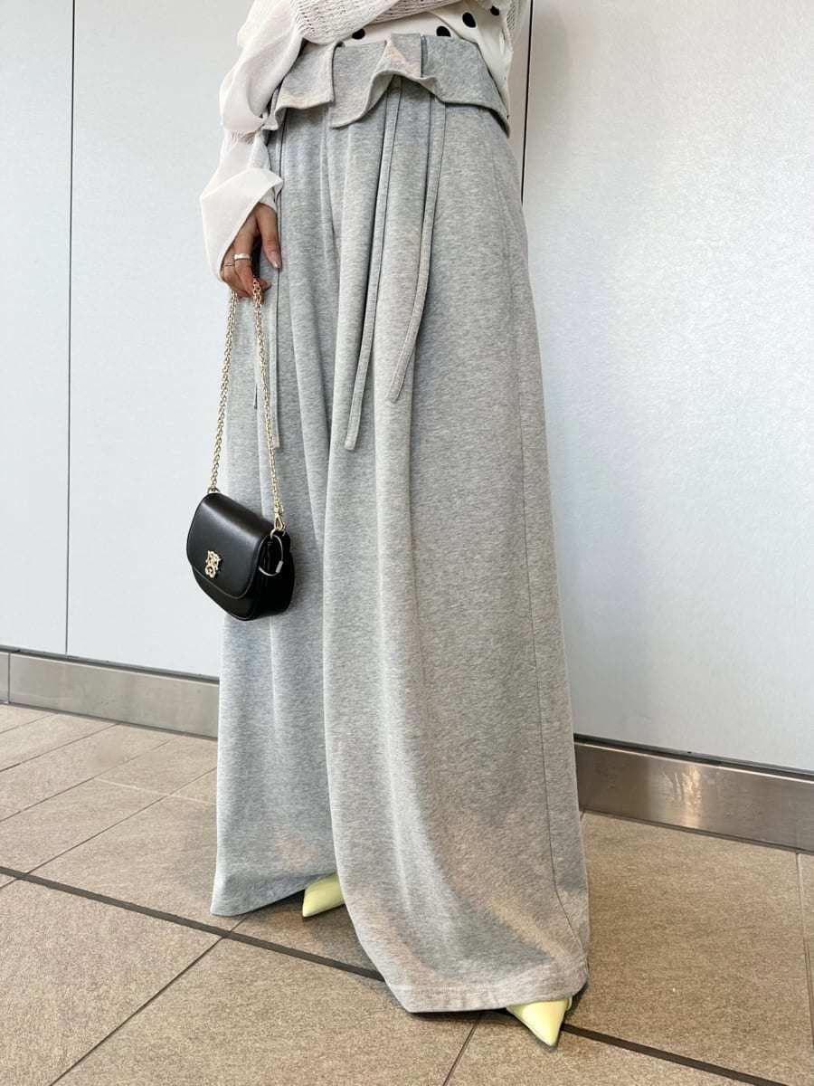 グレー系のその他パンツ、その他のキャミソール、ホワイト系のカーディガン/ボレロを着用したレディースの冬コーディネートの6枚目の写真