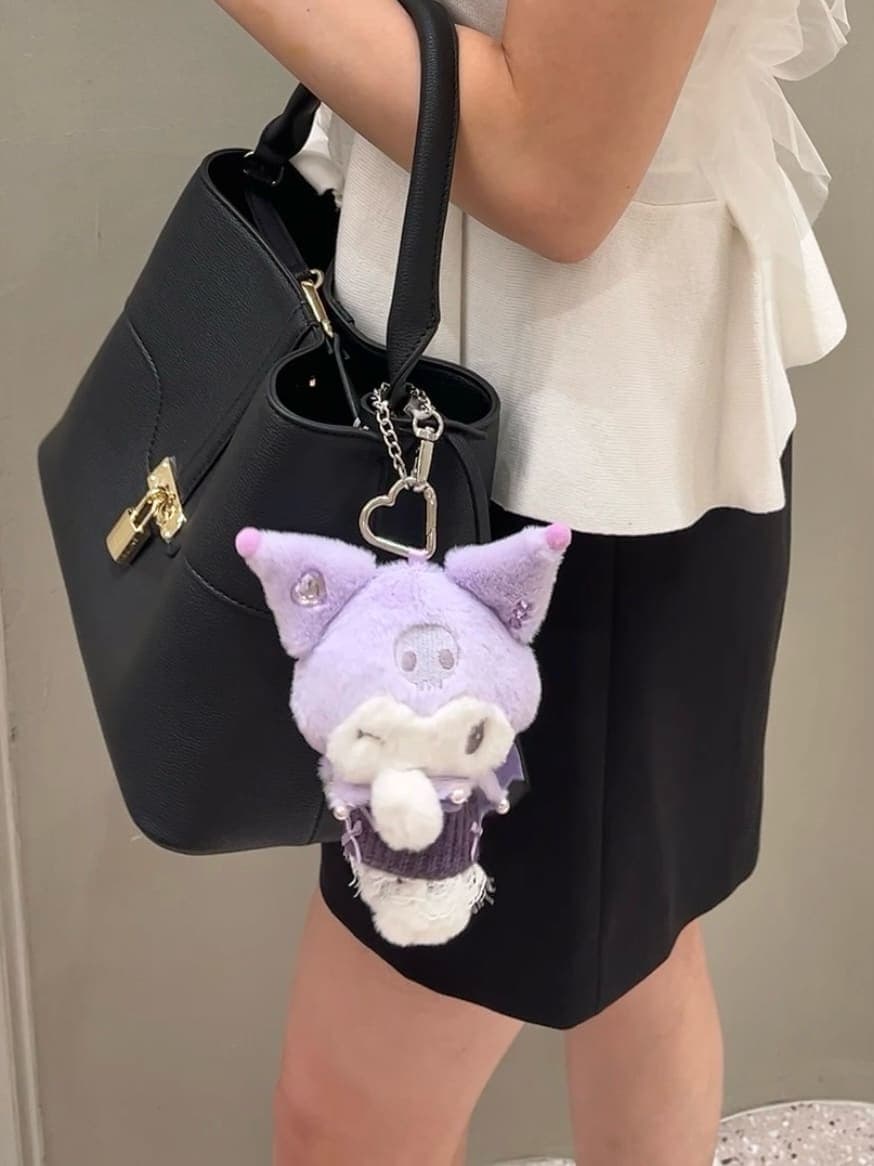 ブラック系のサンダル、ブラック系のハンドバッグ、ブラック系のその他パンツを着用したレディースの夏コーディネートの9枚目の写真
