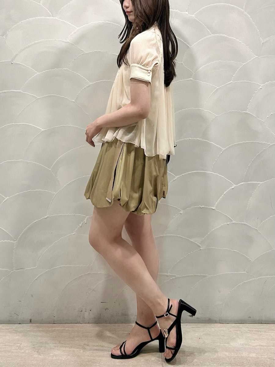 ベージュ系のその他パンツ、ブラック系のサンダル、ブラック系のショルダーバッグを着用したレディースの春コーディネートの3枚目の写真