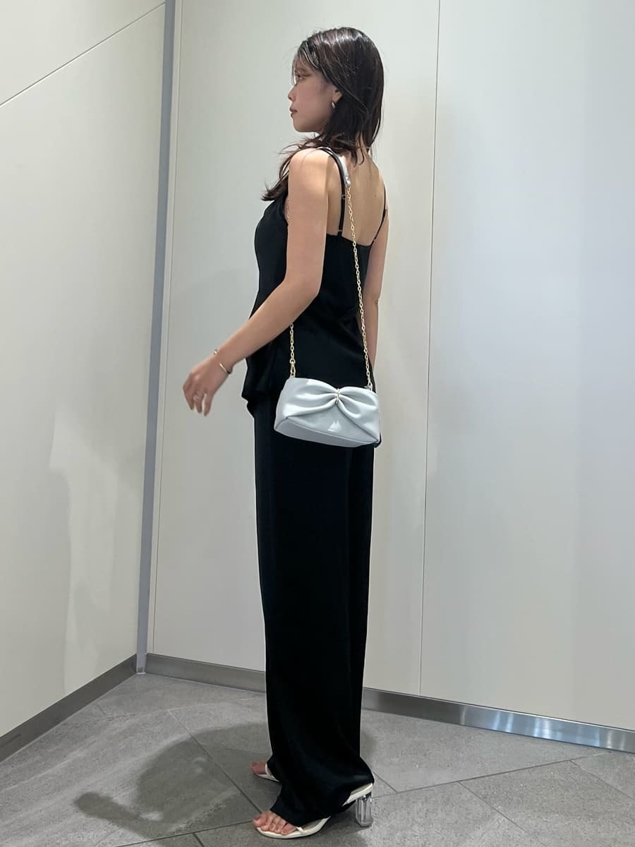 ホワイト系のサンダル、ブラック系のつなぎ/オールインワンを着用したレディースの夏コーディネートの2枚目の写真