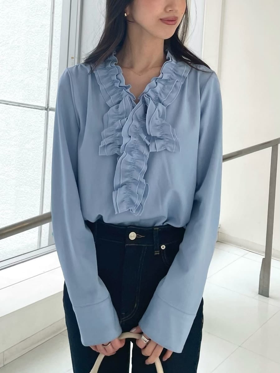 ブルー系のその他パンツ、ブルー系のノーカラージャケット、ブルー系のシャツ/ブラウスを着用したレディースの冬コーディネートの4枚目の写真