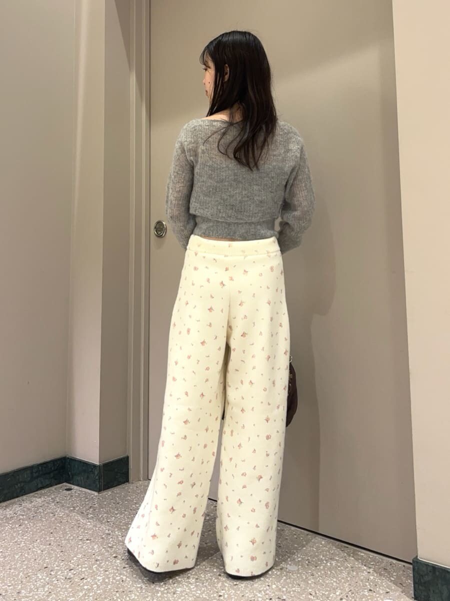 その他のその他パンツ、グレー系のカーディガン/ボレロ、ブラウン系のショルダーバッグを着用したレディースの秋コーディネートの4枚目の写真