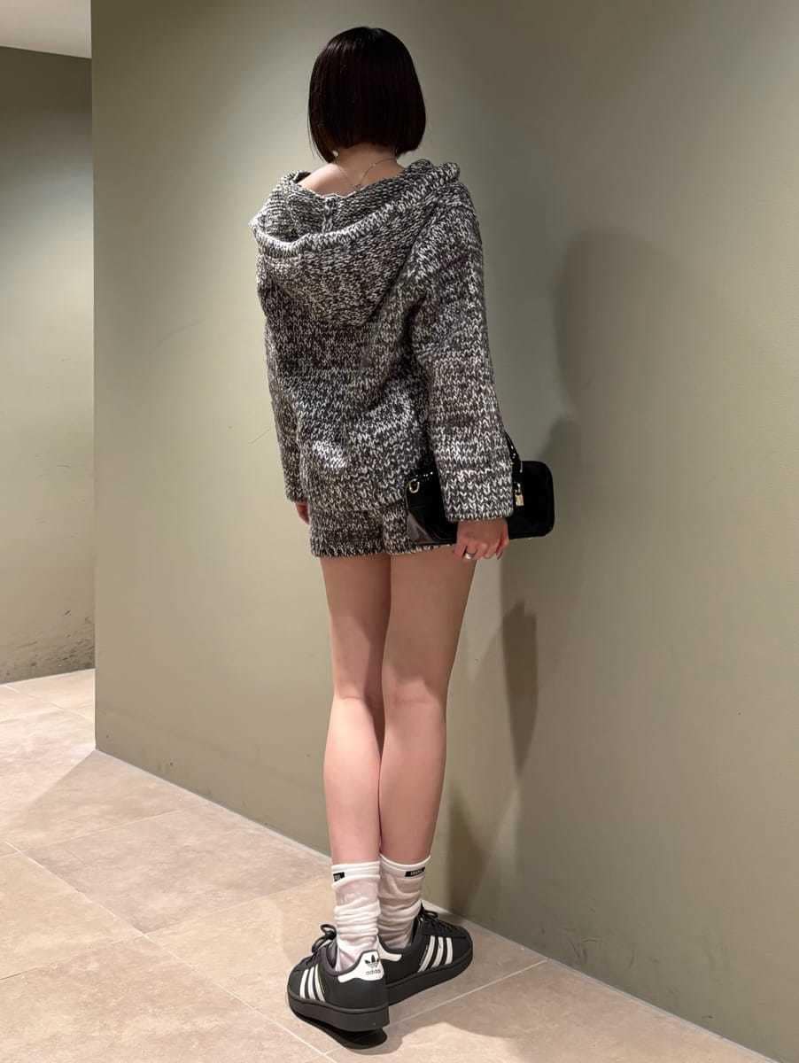 グレー系のニット/セーター、グレー系のその他パンツを着用したレディースの秋コーディネートの4枚目の写真