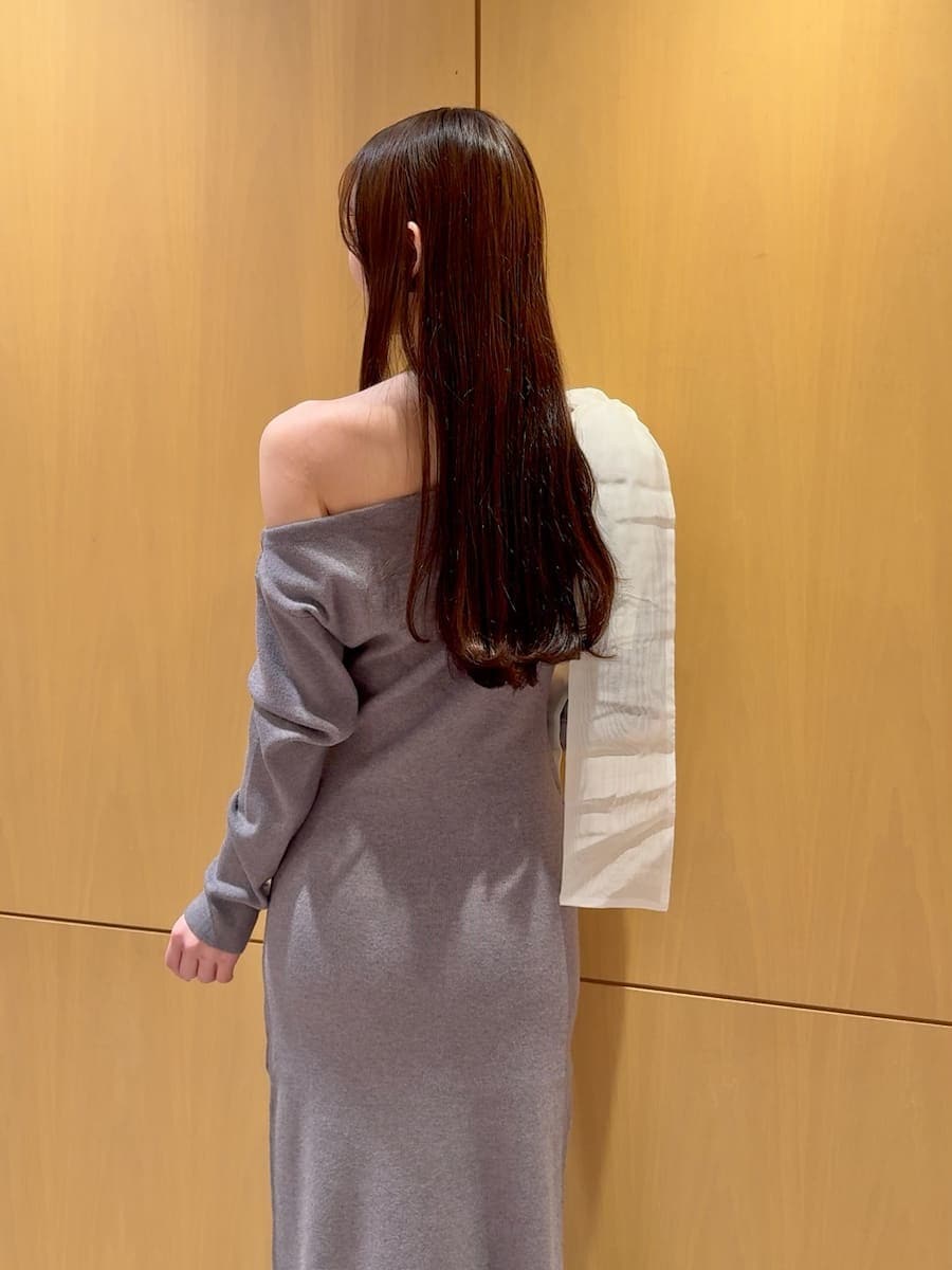 グレー系のワンピースを着用したレディースの冬コーディネートの7枚目の写真