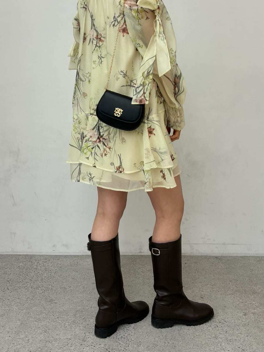 ブラウン系のブルゾン、イエロー系のワンピース、ブラック系のショルダーバッグを着用したレディースの冬コーディネートの9枚目の写真