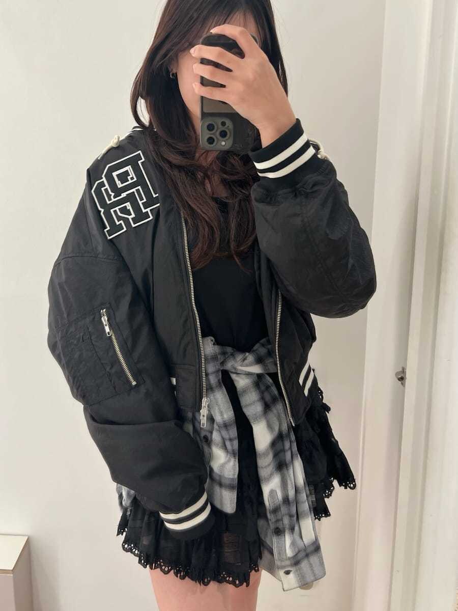 ブラック系のブルゾン、ブラック系のその他パンツ、ブラック系のシャツ/ブラウスを着用したレディースの秋コーディネートの6枚目の写真