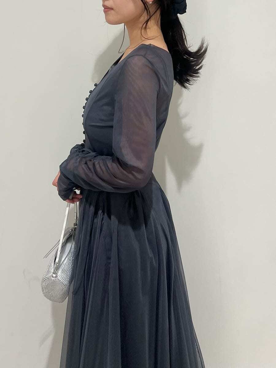 グレー系のブーツ、ブルー系のドレスを着用したレディースの冬コーディネートの5枚目の写真