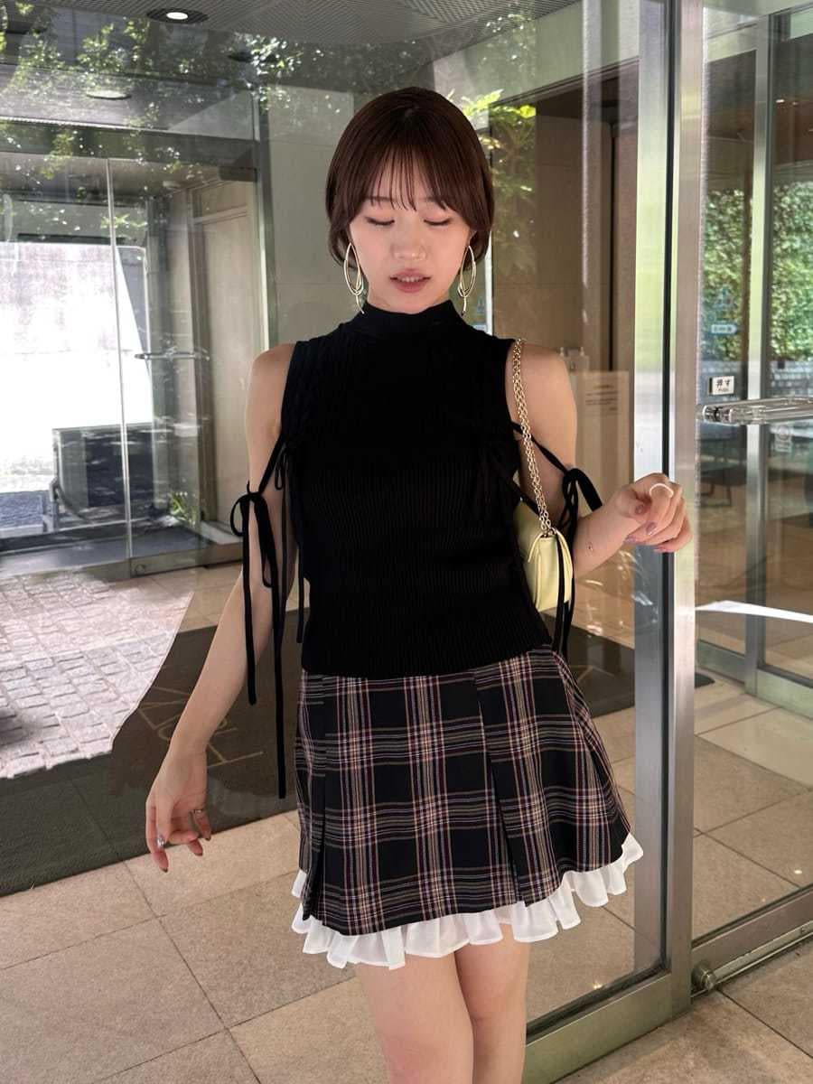 ブラック系のパンプス、イエロー系のショルダーバッグ、その他のその他パンツを着用したレディースの春コーディネートの6枚目の写真