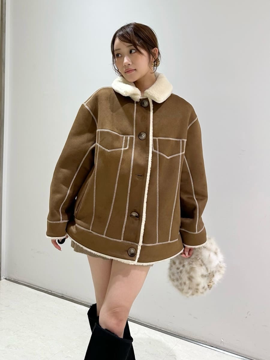 ブラウン系のその他パンツ、その他のショルダーバッグを着用したレディースの秋コーディネートの4枚目の写真