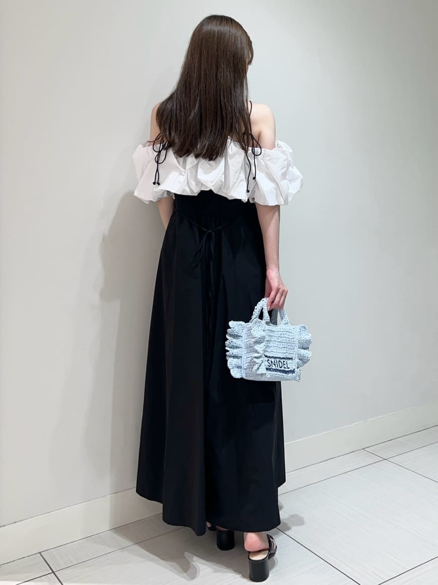 ブルー系のショルダーバッグ、その他のワンピース、ブラック系のサンダルを着用したレディースの夏コーディネートの5枚目の写真