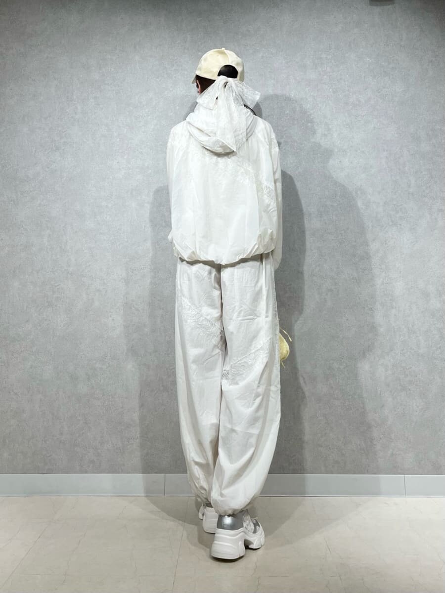 ホワイト系のブルゾン、ホワイト系のその他パンツ、シルバー系のスニーカーを着用したレディースの春コーディネートの3枚目の写真