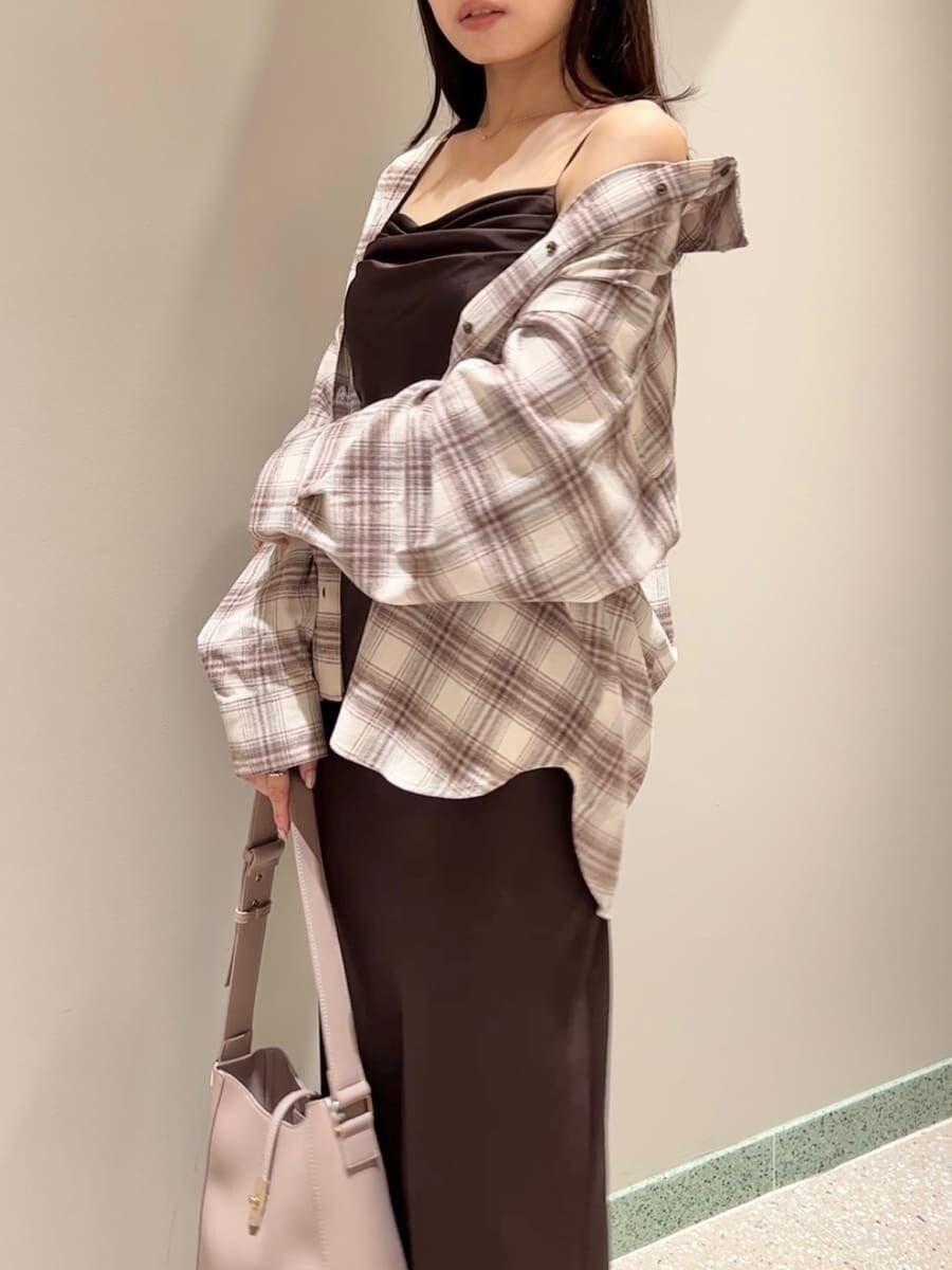 ベージュ系のシャツ/ブラウス、ピンク系のトートバッグ、レッド系のブーツを着用したレディースの秋コーディネートの4枚目の写真