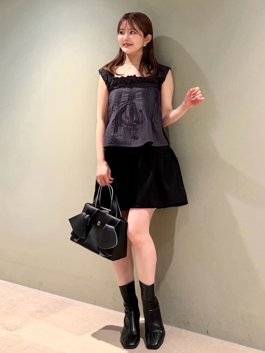 ブラック系のその他パンツ、ブルー系のシャツ/ブラウス、ブラック系のハンドバッグを着用したレディースの春コーディネートの2枚目の写真