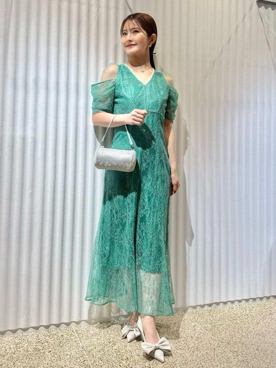 グレー系のストール/ショールを着用したレディースの冬コーディネートの3枚目の写真