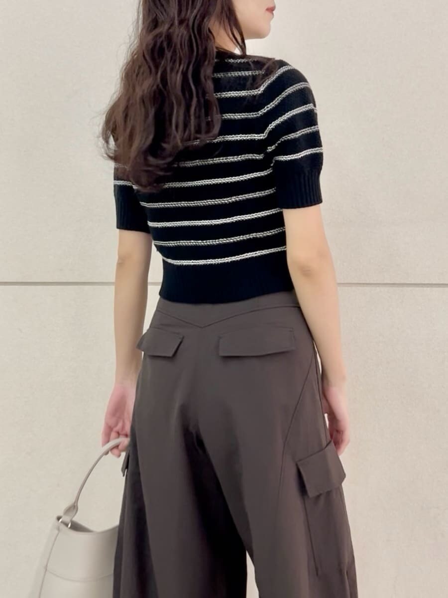 ベージュ系のハンドバッグ、ブラウン系のその他パンツ、その他のカーディガン/ボレロを着用したレディースの夏コーディネートの7枚目の写真