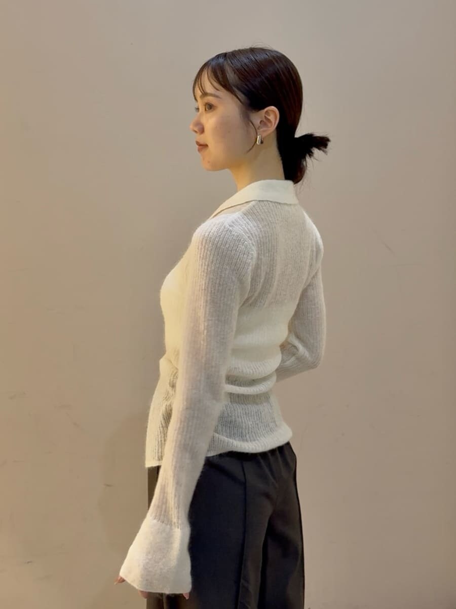 ホワイト系のニット/セーター、ブラウン系のその他パンツ、ブラウン系のハンドバッグを着用したレディースの秋コーディネートの6枚目の写真