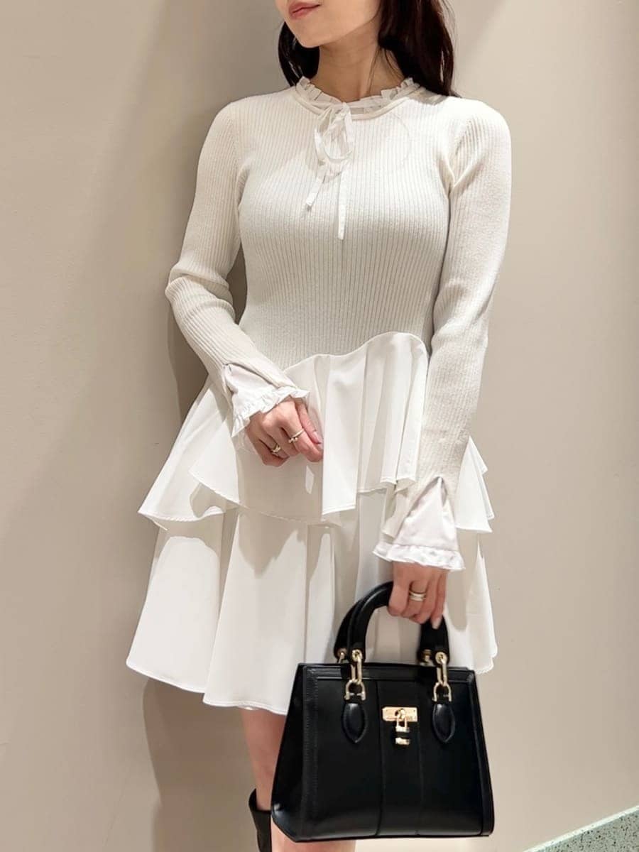 ホワイト系のワンピース、ブラック系のハンドバッグ、ブルー系のマフラーを着用したレディースの冬コーディネートの6枚目の写真