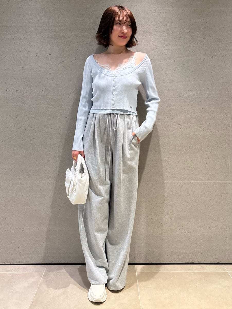 ホワイト系のショルダーバッグ、グレー系のその他パンツ、ブルー系のニット/セーターを着用したレディースの春コーディネートの2枚目の写真