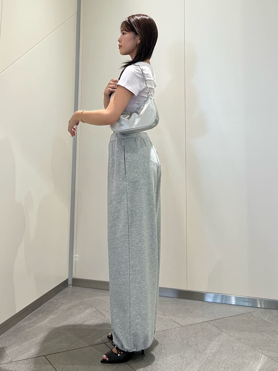 シルバー系のショルダーバッグ、グレー系のその他パンツ、ブラック系のサンダルを着用したレディースの夏コーディネートの2枚目の写真