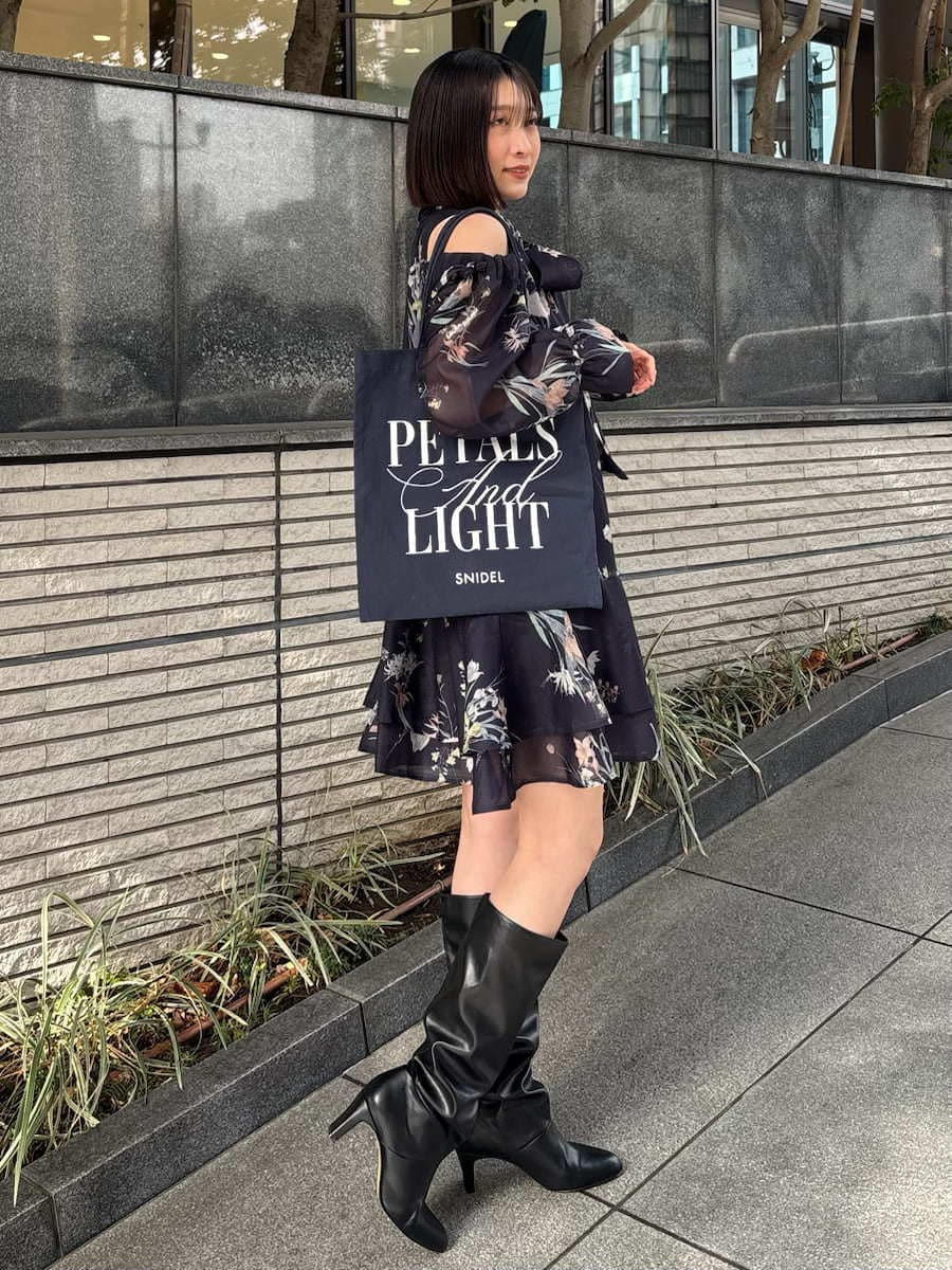 ブラック系のブーツ、ブルー系のワンピース、ブルー系のトートバッグを着用したレディースの冬コーディネートの3枚目の写真