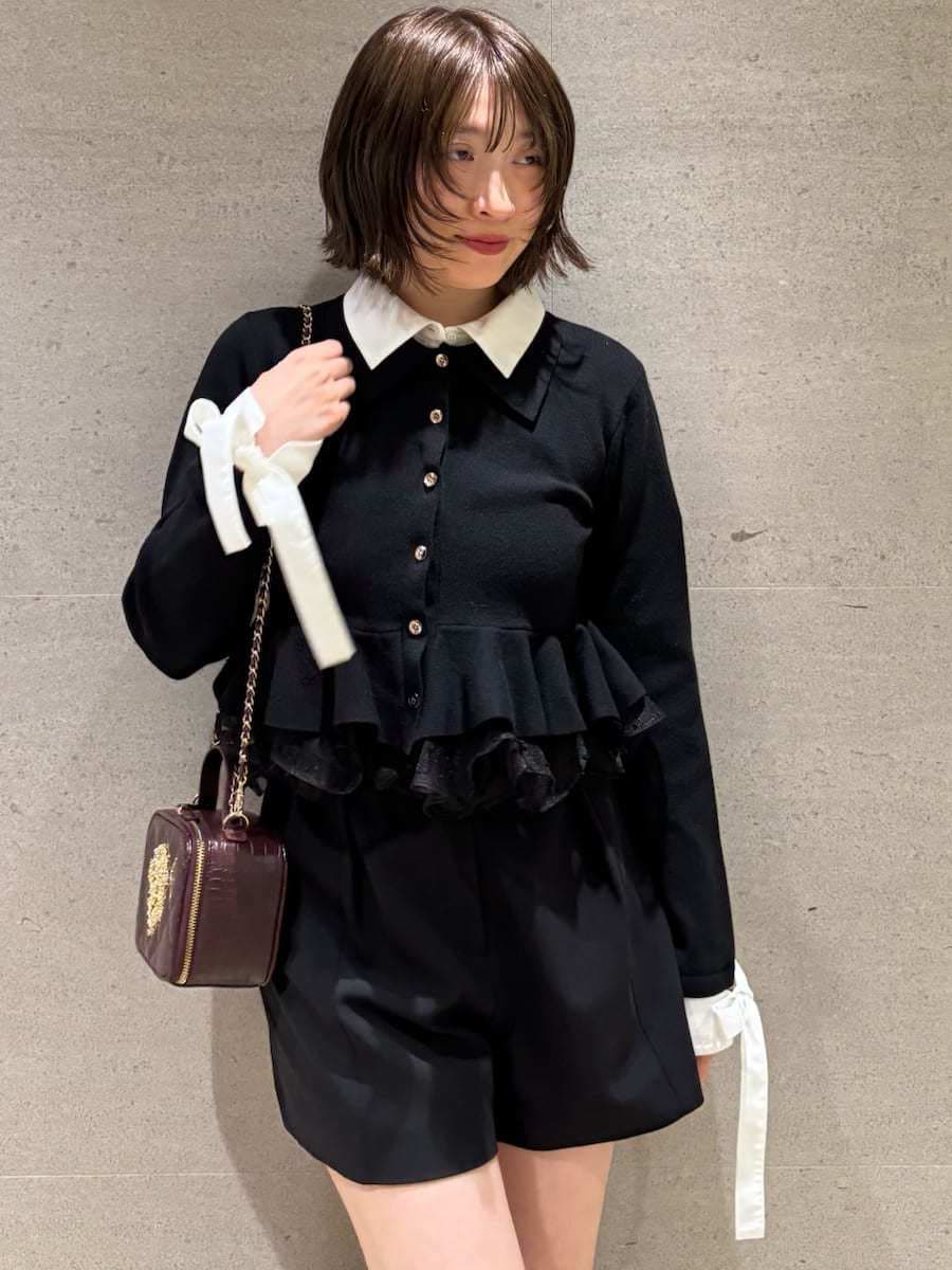 ブラック系のその他パンツ、ブラック系のカーディガン/ボレロ、レッド系のショルダーバッグを着用したレディースの夏コーディネートの5枚目の写真
