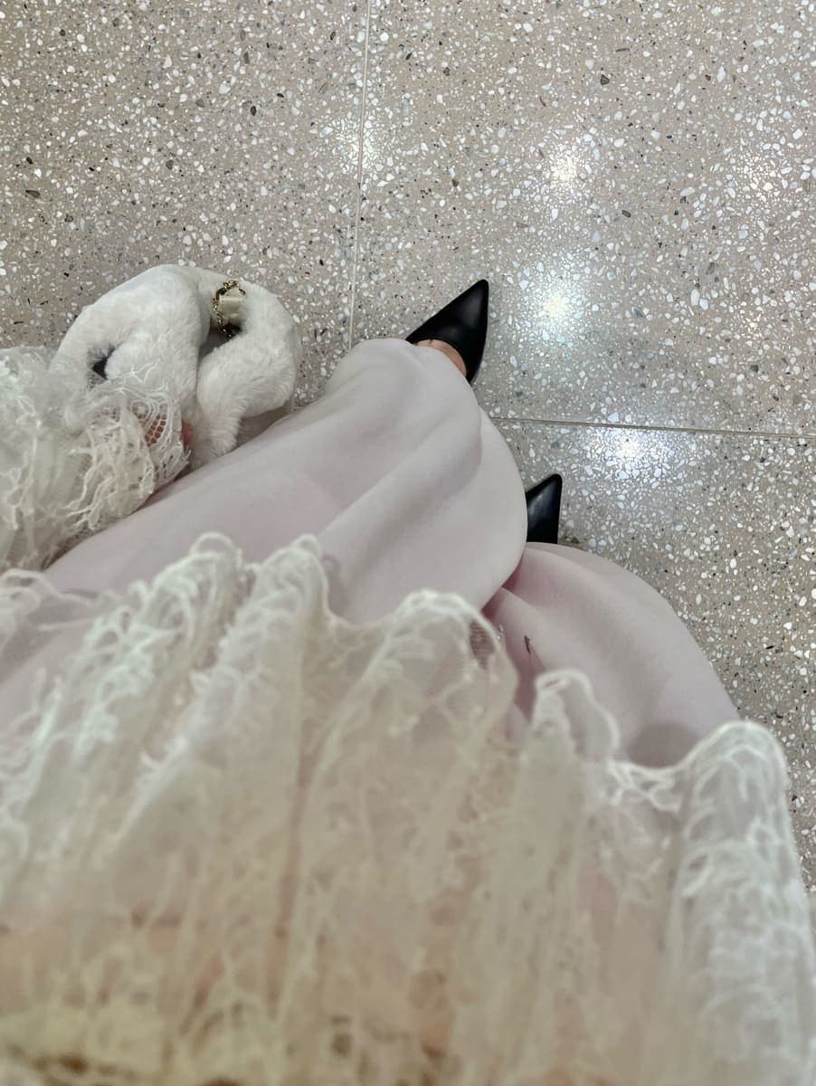 ピンク系のその他パンツ、ホワイト系のシャツ/ブラウス、ブラウン系のパンプスを着用したレディースの秋コーディネートの6枚目の写真