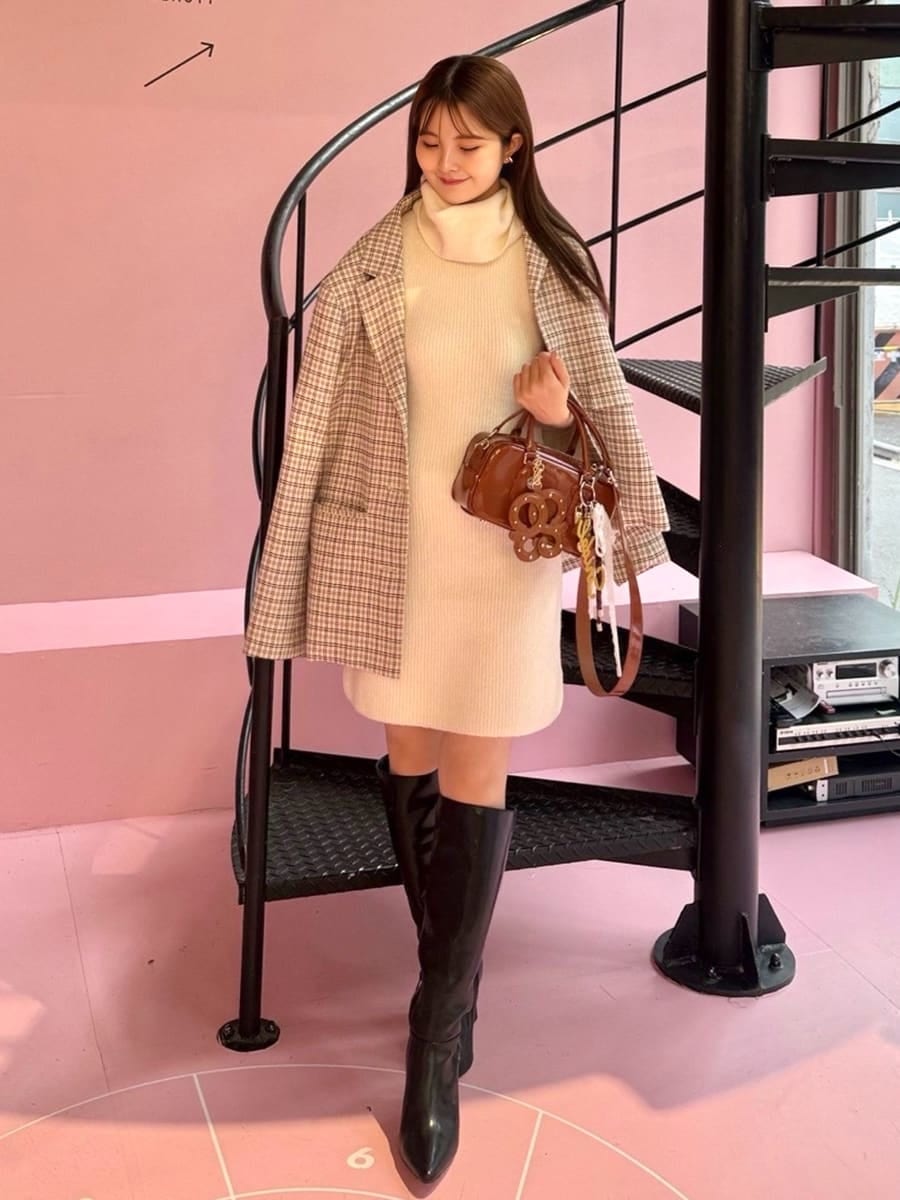 その他のテーラードジャケット、ホワイト系のワンピース、ブラック系のブーツを着用したレディースの秋コーディネートの4枚目の写真