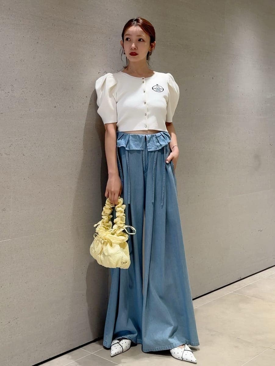 ブルー系のその他パンツ、ホワイト系のカーディガン/ボレロ、その他のパンプスを着用したレディースの春コーディネートの2枚目の写真