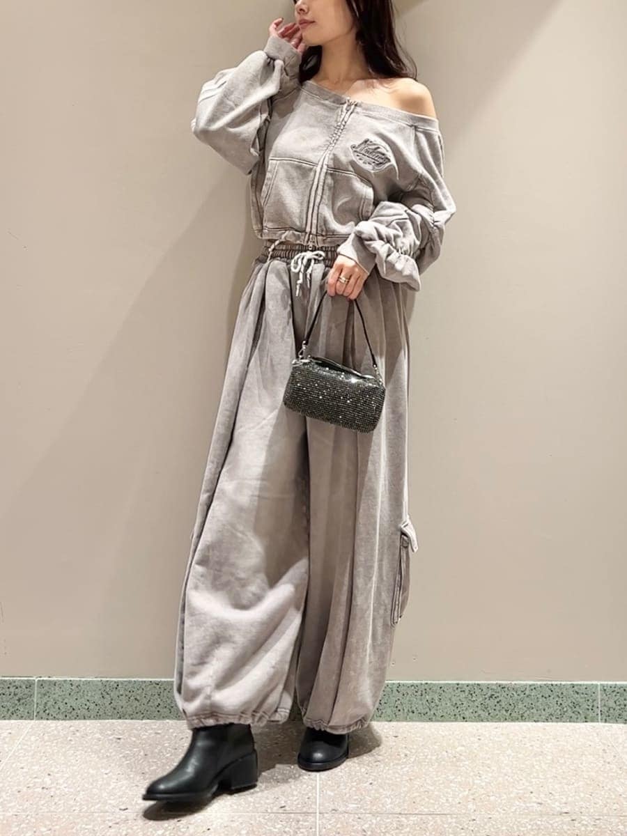 グレー系のスウェットパンツ、グレー系のスウェットを着用したレディースの秋コーディネートの2枚目の写真