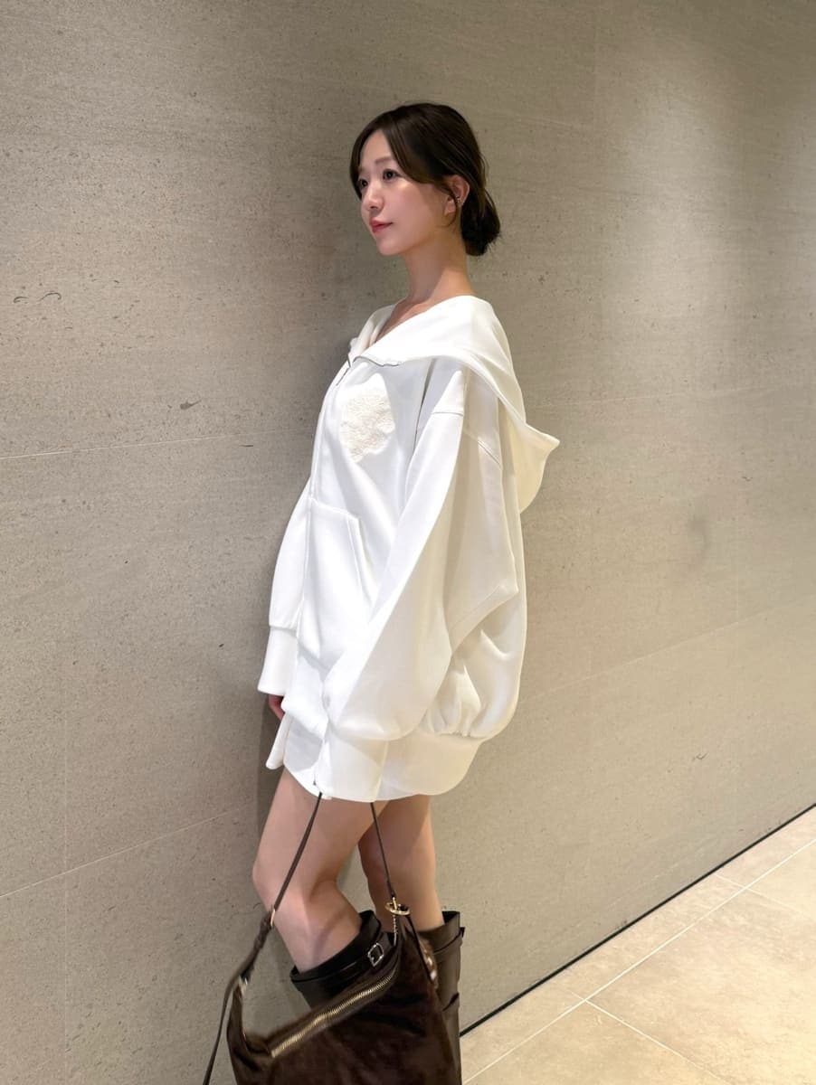 ホワイト系のその他パンツ、ホワイト系のパーカー、ブラウン系のブーツを着用したレディースの夏コーディネートの4枚目の写真