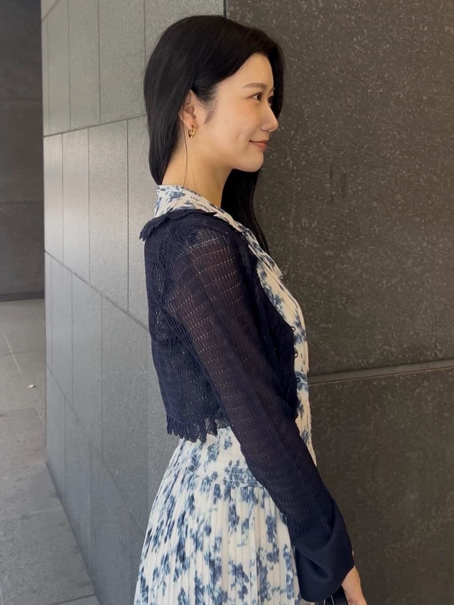 ブルー系のワンピース、ブルー系のカーディガン/ボレロ、ブラック系のパンプスを着用したレディースの冬コーディネートの4枚目の写真