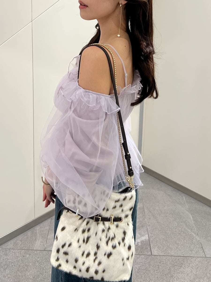 ブルー系のデニムパンツ、パープル系のシャツ/ブラウス、ブラウン系のパンプスを着用したレディースの秋コーディネートの5枚目の写真