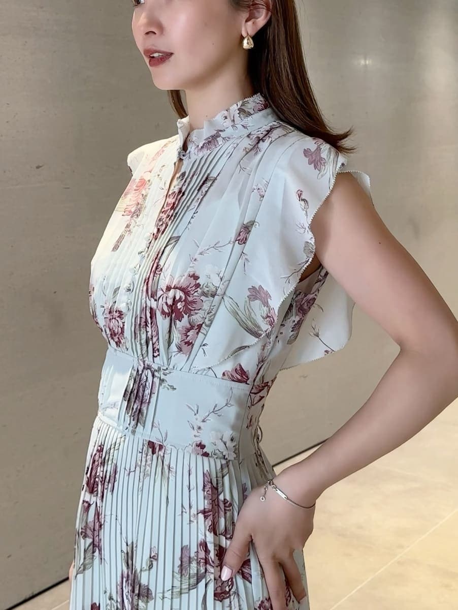 ホワイト系のブルゾン、グリーン系のワンピースを着用したレディースの春コーディネートの3枚目の写真