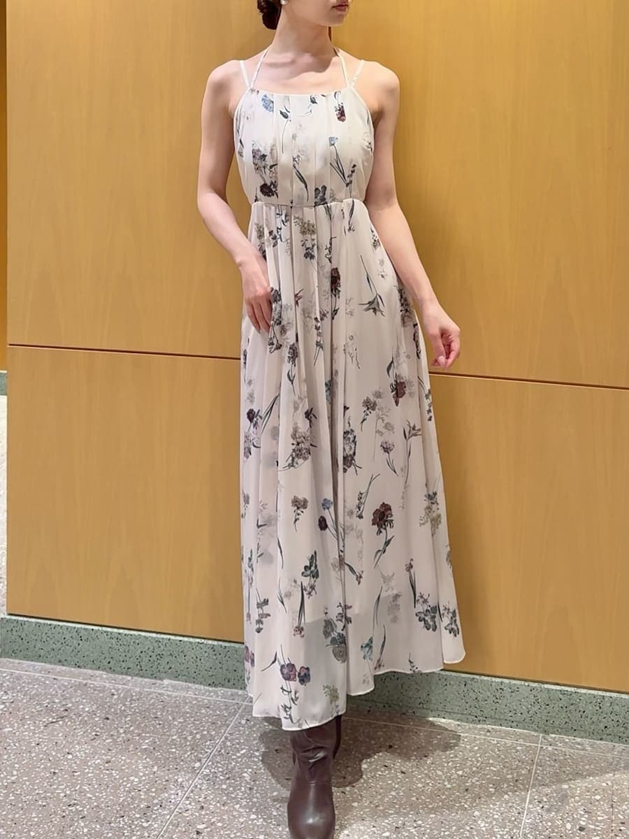 ホワイト系のワンピースを着用したレディースの冬コーディネートの3枚目の写真