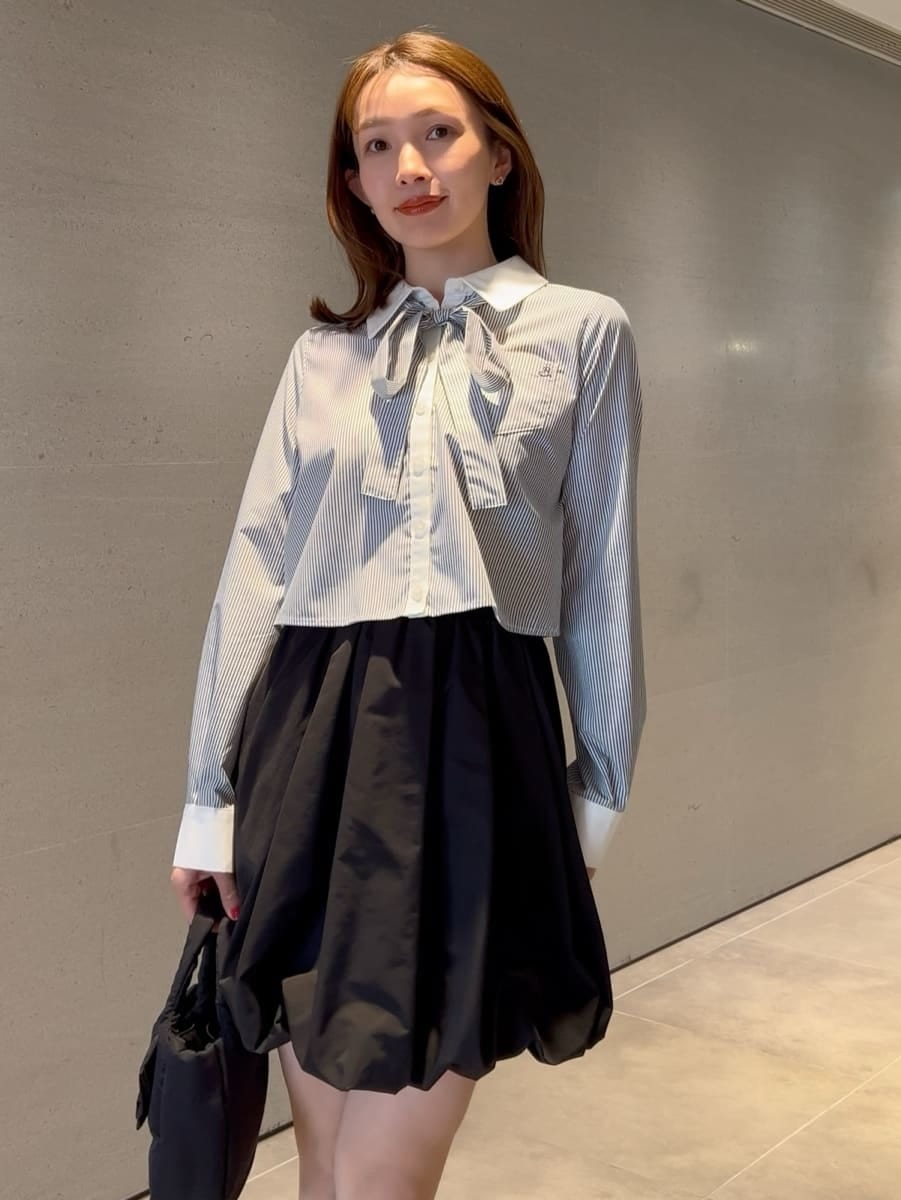 ブラック系のその他パンツ、その他のシャツ/ブラウスを着用したレディースの冬コーディネートの5枚目の写真