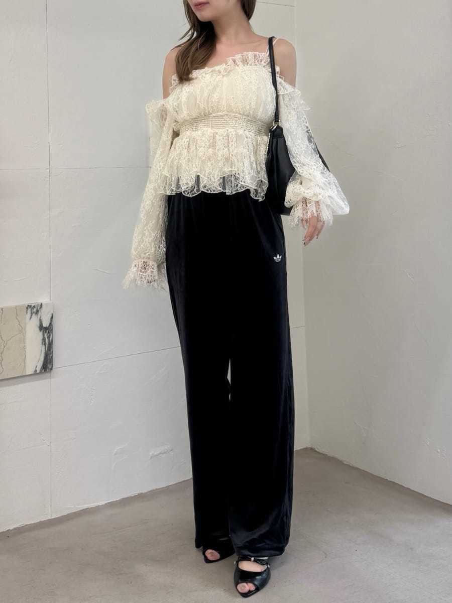 ホワイト系のシャツ/ブラウス、ブラック系のその他パンツ、ブラック系のサンダルを着用したレディースの秋コーディネートの2枚目の写真