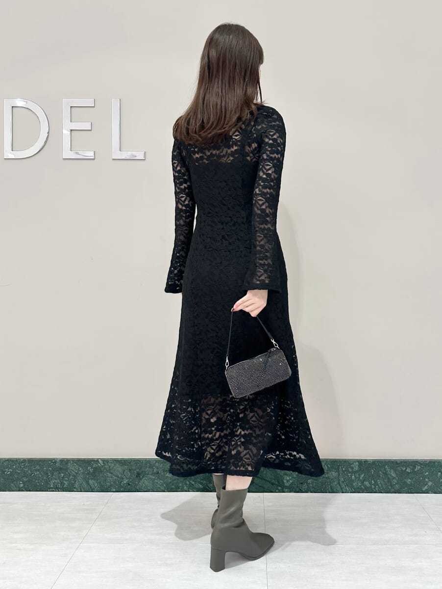 ブラック系のワンピースを着用したレディースの冬コーディネートの4枚目の写真