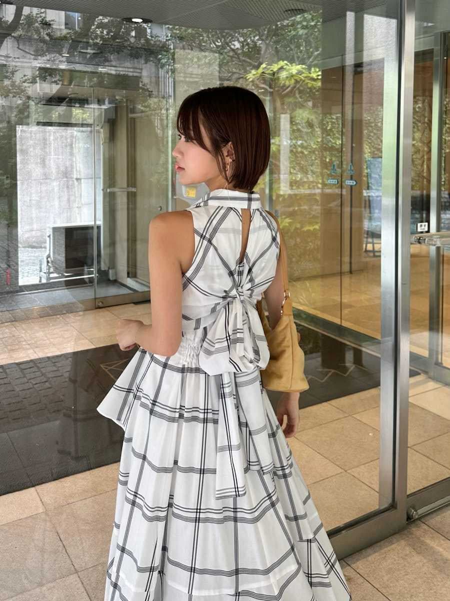 その他のワンピース、ブラウン系のブーツ、イエロー系のショルダーバッグを着用したレディースの夏コーディネートの3枚目の写真