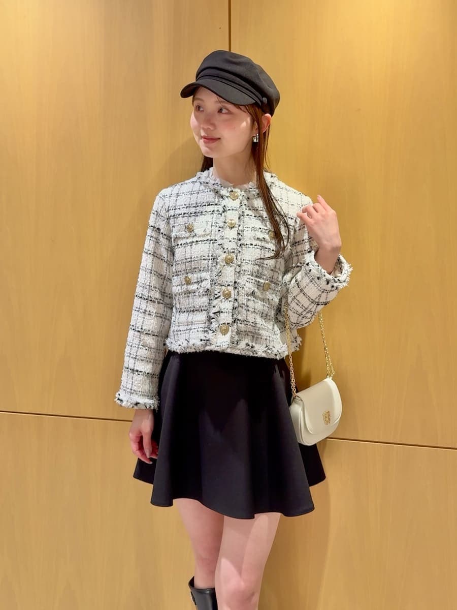 ブラック系のブーツ、ホワイト系のノーカラージャケット、ブラック系のその他パンツを着用したレディースの冬コーディネートの4枚目の写真