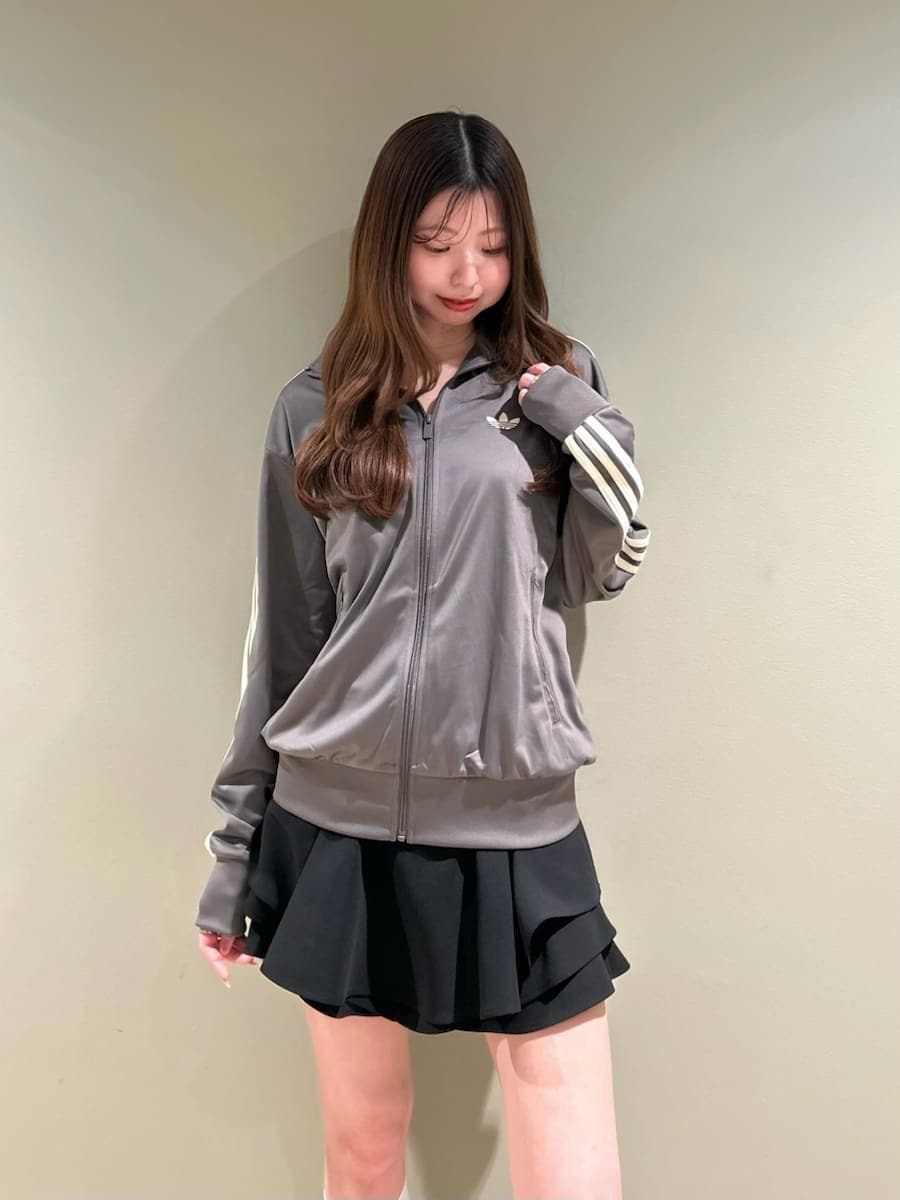 ブラック系のその他パンツを着用したレディースの冬コーディネートの5枚目の写真