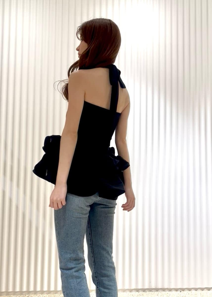ブルー系のその他パンツ、その他のパンプス、ブラック系のニット/セーターを着用したレディースの春コーディネートの7枚目の写真